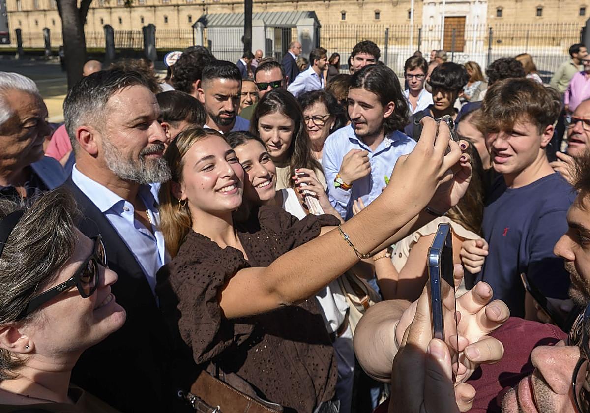 El líder de Vox, Santiago Abascal, se fotografía con jóvenes en Sevilla el 10 de octubre.