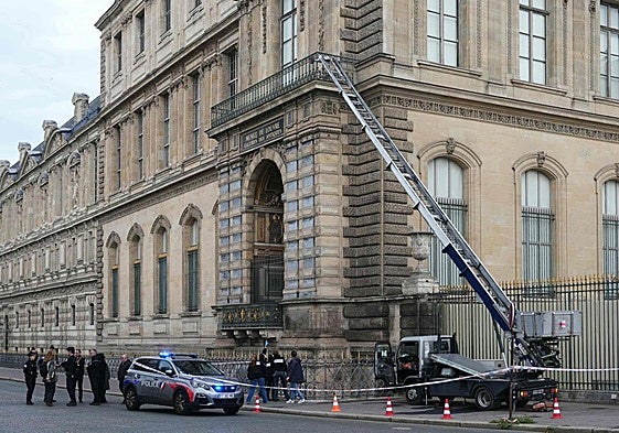 El montacargas por el que accedieron los ladrones al interior del Louvre.