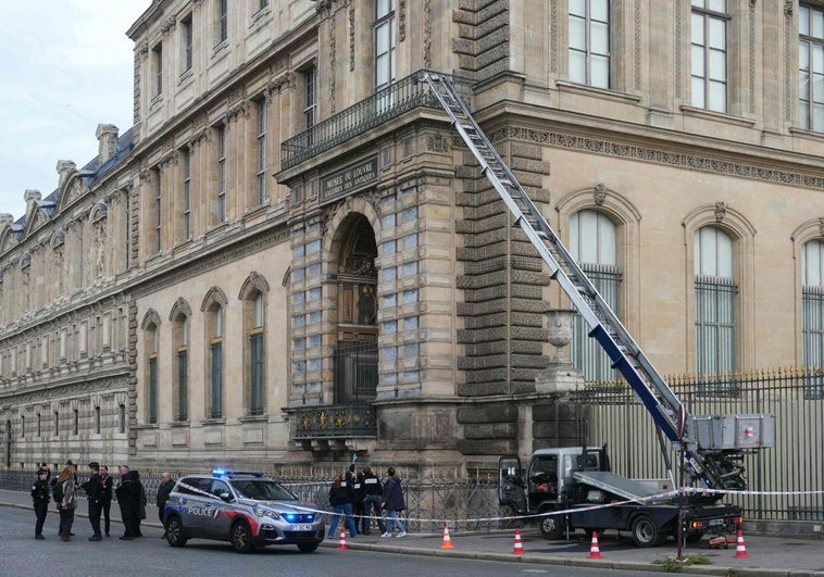 Encapuchados asaltan el Louvre y roban joyas de Napoleón y la Emperatriz