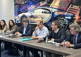 El líder de JxCat, Carles Puigdemont (i), en la permanente del partido en Waterloo (Bélgica) en septiembre.