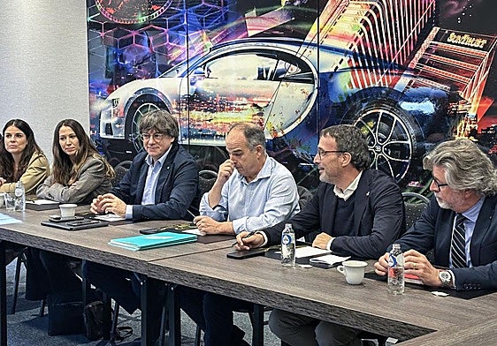 El líder de JxCat, Carles Puigdemont (i), en la permanente del partido en Waterloo (Bélgica) en septiembre.