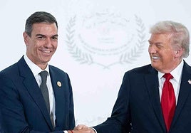 Los presidentes Pedro Sánchez (izq.) y Donald Trump se saludan el lunes pasado, en la firma del acuerdo de paz para Gaza.