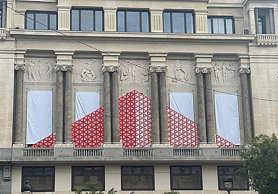 El Círculo de Bellas Artes se addorna con las nuevas balizas de la DGT