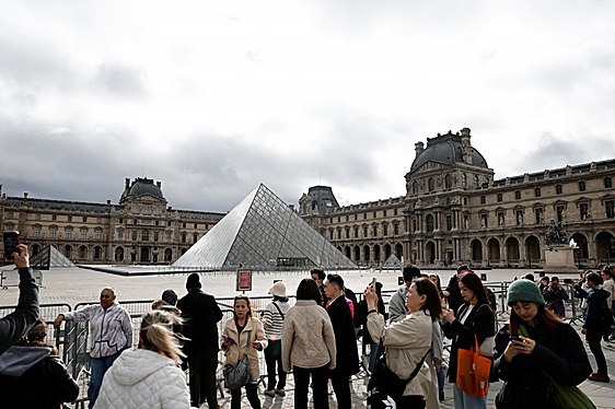 Estas son las ocho joyas robadas en el Louvre