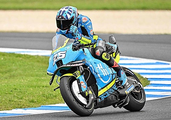 Raúl Fernádnez celebra su victoria sobre su Aprilia.