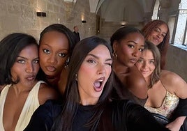 Selfie subido a Instagram por Colette Lathan, amiga de la novia, con varias de las invitadas, entre ellas Malia y Sasha Obama (cuarta y sexta por la izquierda).