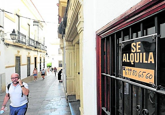 Cartel de alquiler de una vivienda.