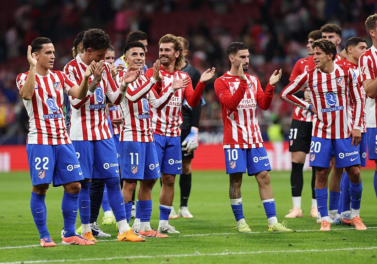 Atlético players celebrate with fans after last Saturday's victory against Osasuna.