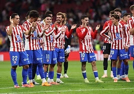 Los futbolistas del Atlético celebran con la afición el triunfo del pasado sábado ante Osasuna.