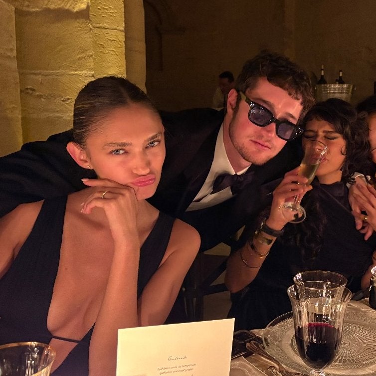 Ya tenemos el álbum de fotos completo de la boda de Stella Banderas: tarta XL, velas y un perrito con frac