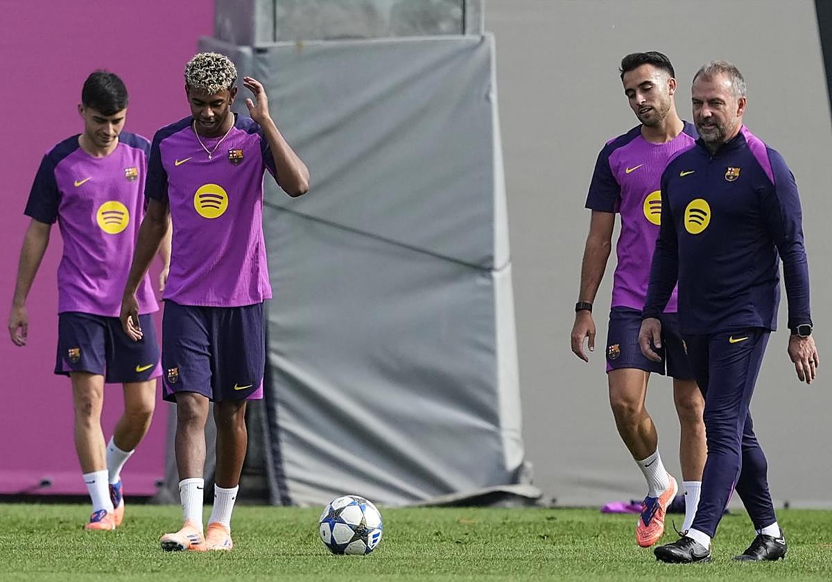Los jugadores del Barça y Hansi Flick, preparando el partido ante Olympiacos.