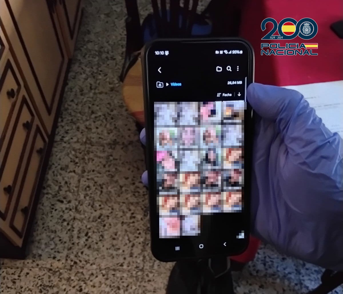 Teléfono móvil incautado.