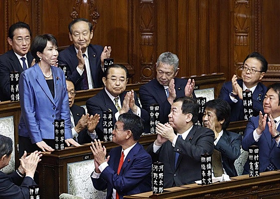 La conservadora Takaichi hace historia como la primera mujer en liderar Japón