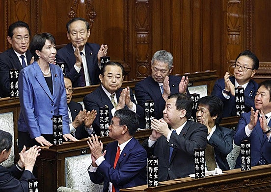 Sanae Takaichi es aplaudida por sus compañeros de partido tras ser nombrada primera ministra de Japón.