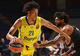 Jeffrey Dowtin Jr, de Maccabi, controla el balón ante Tyler Dorsey, jugador de Olympiacos.