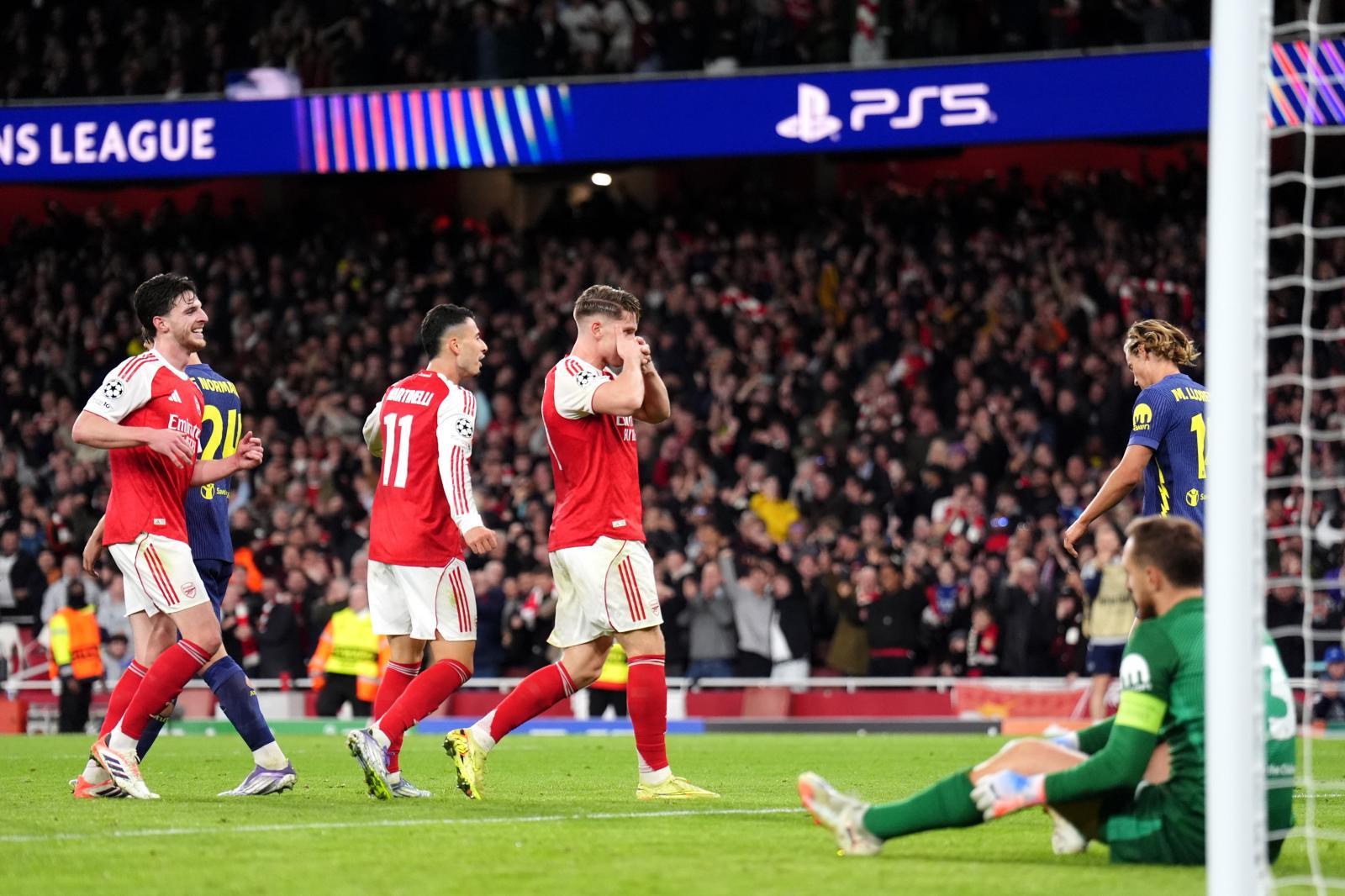 Los jugadores del Arsenal celebran el doblete de Gyokeres.