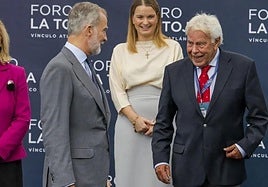 Felipe VI, junto al expresidente del Gobierno, Felipe González.