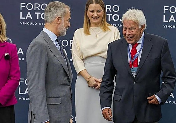 Felipe VI, junto al expresidente del Gobierno, Felipe González.