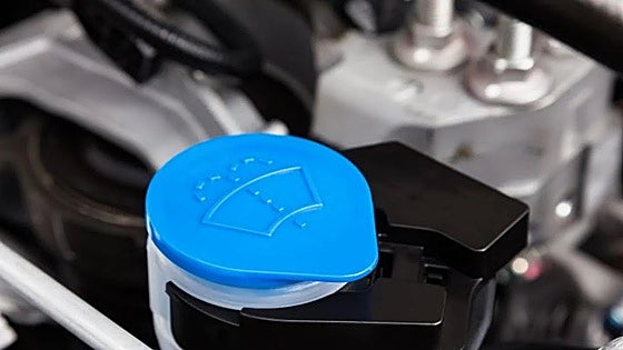 Por qué no deberías utilizar agua con jabón o limpiacristales para el lavaparabrisas del coche