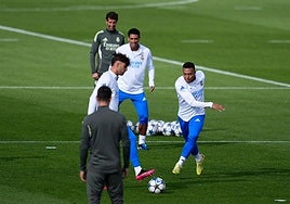Mbappé se dispone a golpear el balón durante el entrenamiento que el Real Madrid llevó a cabo este martes.