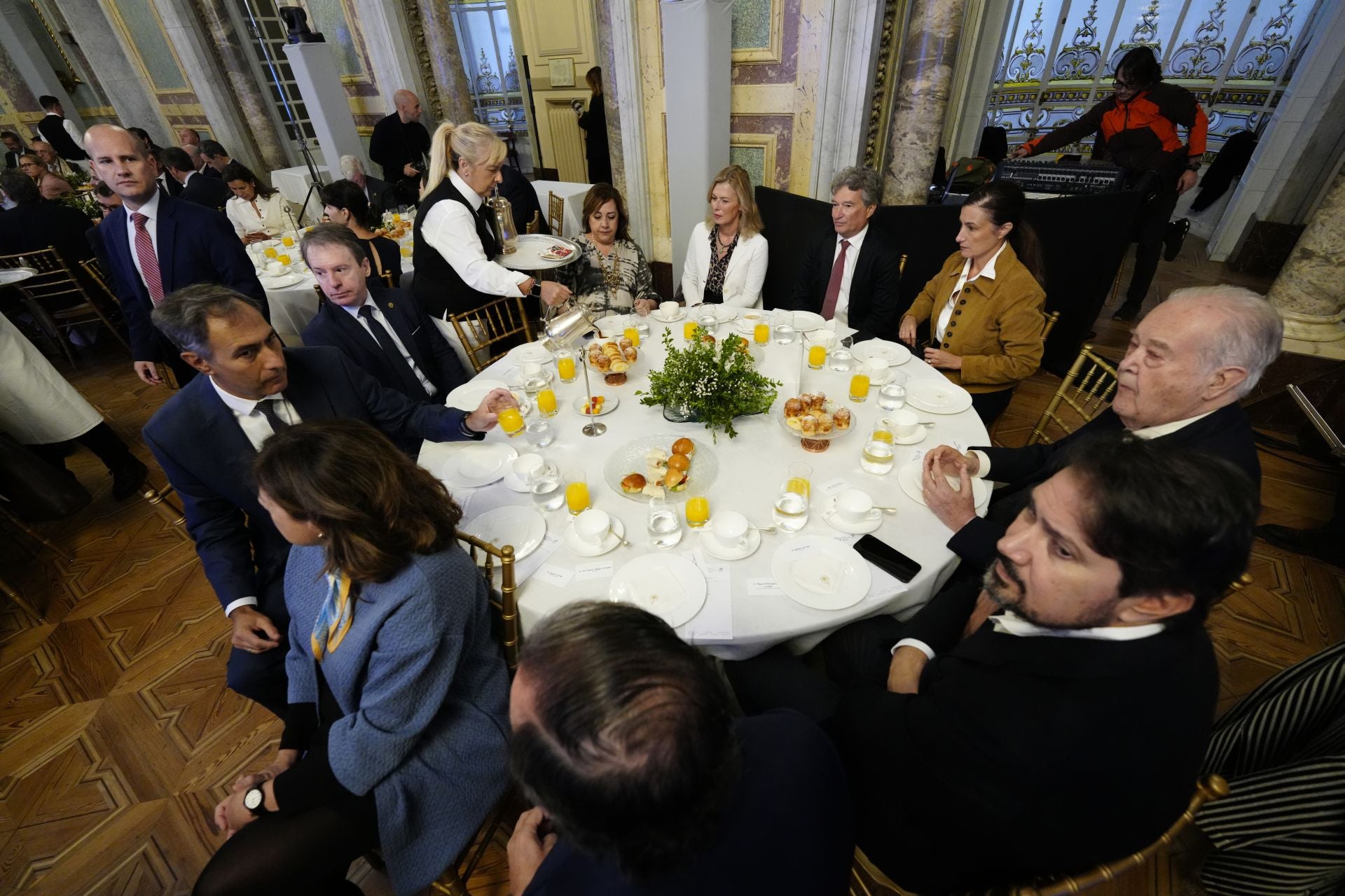 De izquierda a derecha: Irene Lanzaco, directora general de AMI-Asociación de Medios de Información; Mar Domínguez, directora de Colpisa; Mar Cohnen, directora de XLSemanal; José Antonio Pérez Alaminos, director de OJD-PGD; Samary Fernández Feito, directora general Área de Lujo, Estilo de vida y Revistas de Vocento; Santiago de Ybarra y Churruca; y Roberto de Celis, director general de Negocio Digital y Clasificados del grupo.