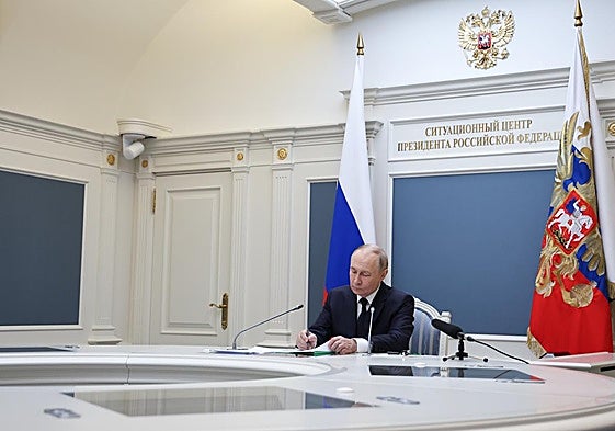 Putin, en el despacho desde el que dirigió las maniobras nucleares.