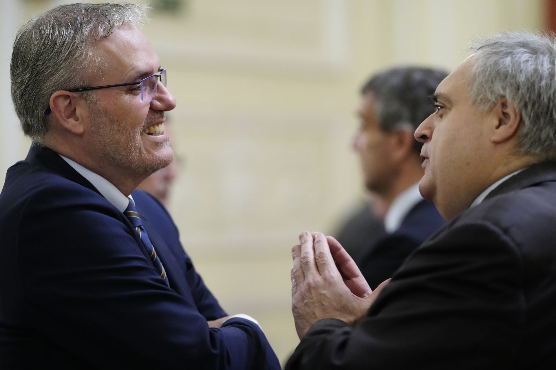 Iñigo Barrenechea, director general de Negocio Editorial de Vocento, con el senador socialista Txema Oleaga.