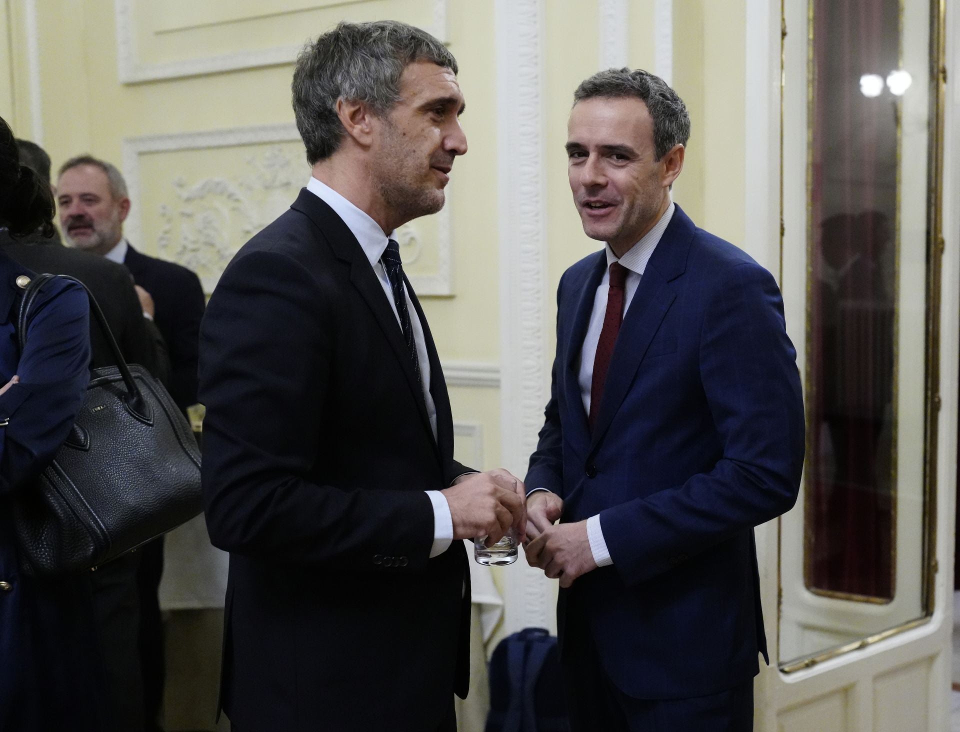 Fernando Belzunce, director general Editorial y de Comunicación de Vocento, y Marcos Fraga, director de Comunicación y Marca y del Gabinete de Presidencia de Repsol.