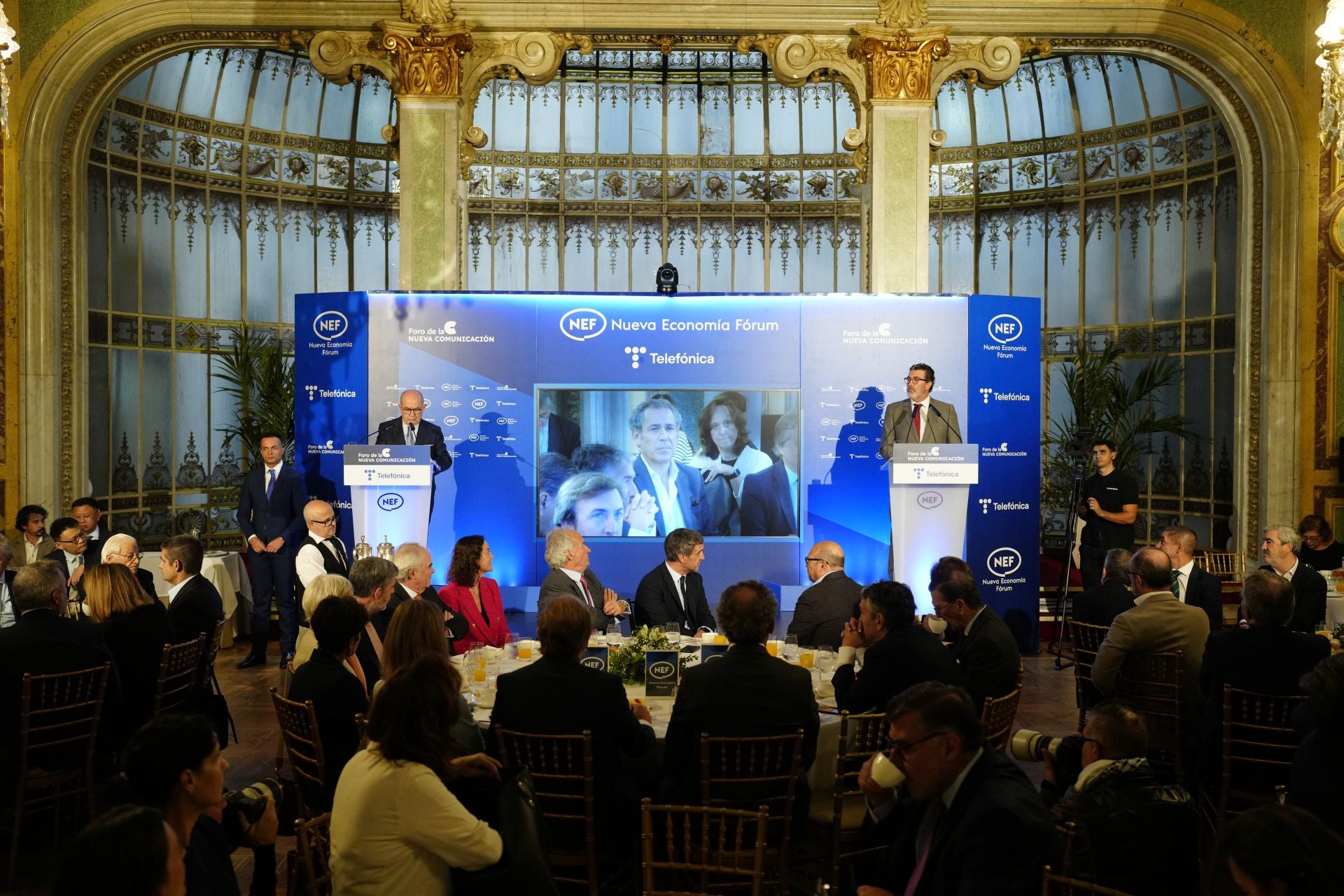 José Luis Rodríguez, presidente del Foro Nueva Economía, y Julián Quirós, director de ABC, dan la bienvenida a los asistentes del Foro de la Nueva Comunicación.