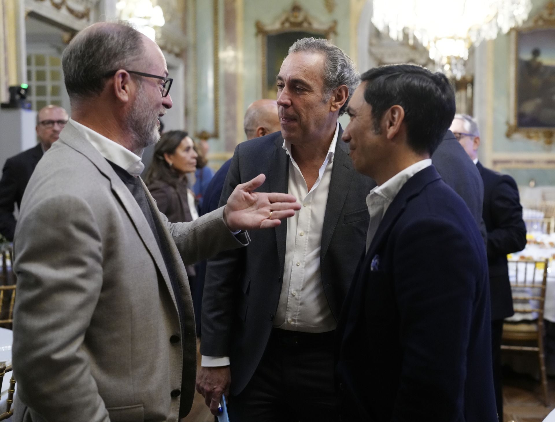 Javier Tomé, director de Identidad Corporativa del Banco Sabadell; Manuel Mirat, CEO de Vocento, y Antonio Méndez, fundador de la agencia Tango.