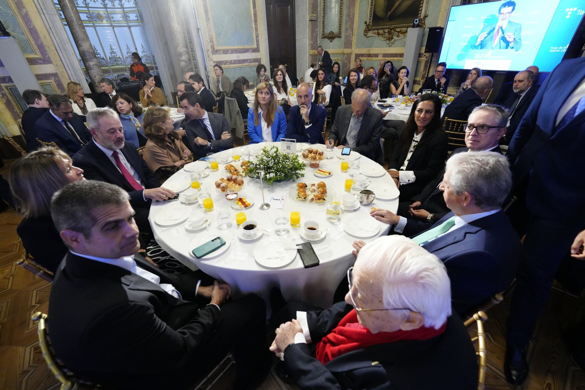 Han asistido al encuentro, de izquierda a derecha: José Manuel Gascón, director general de Tecnología y Transformación de Vocento; Núria Marín, delegada de la Generalitat de Catalunya en Madrid, Ángel Ortiz, director de El Norte de Castilla, Pilar García Ceballos-Zúñiga, presidenta de la Asociación Española de Fundaciones; Fernando Castiella, director general de Recursos Humanos y Organización de Vocento; Ana Delgado, directora general de ABC; Iñigo Iribarnegaray, director general de Nuevos Negocios de Vocento; José Manuel González Huesa, director general de Servimedia; Fátima Rodríguez, directora general Financiera de Vocento; Óscar Villasante, director de El Correo; y, de espaldas, el padre Ángel.