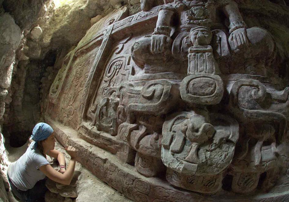 La arqueóloga Anya Shetler mientras limpia al friso de Homul, hallado en el departamento de Petén, al norte de Guatemala, en 2013.