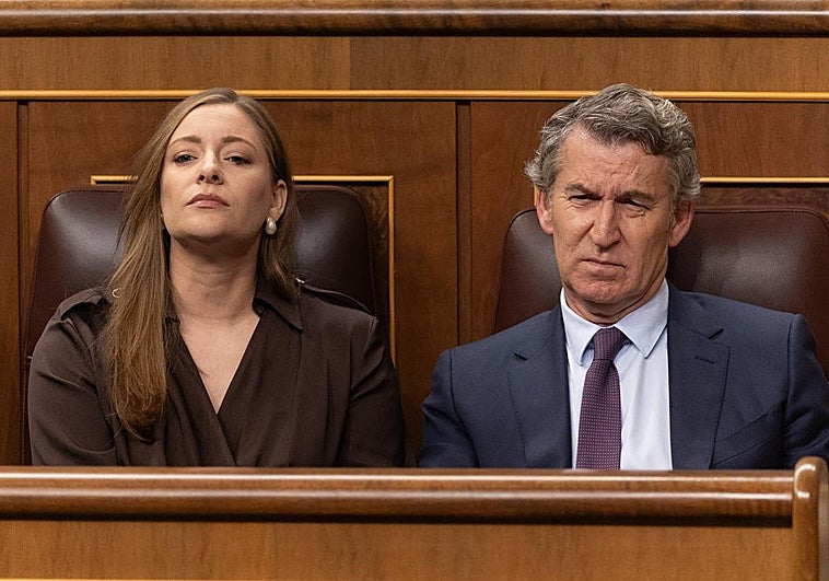 Ester Muñoz, y Alberto Núñez Feijóo, durante la sesión de control al Gobierno.