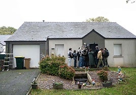 Periodistas fotografían la vivienda de la localidad francesa de Saint-Molf en la la que se habrían producido los hechos.