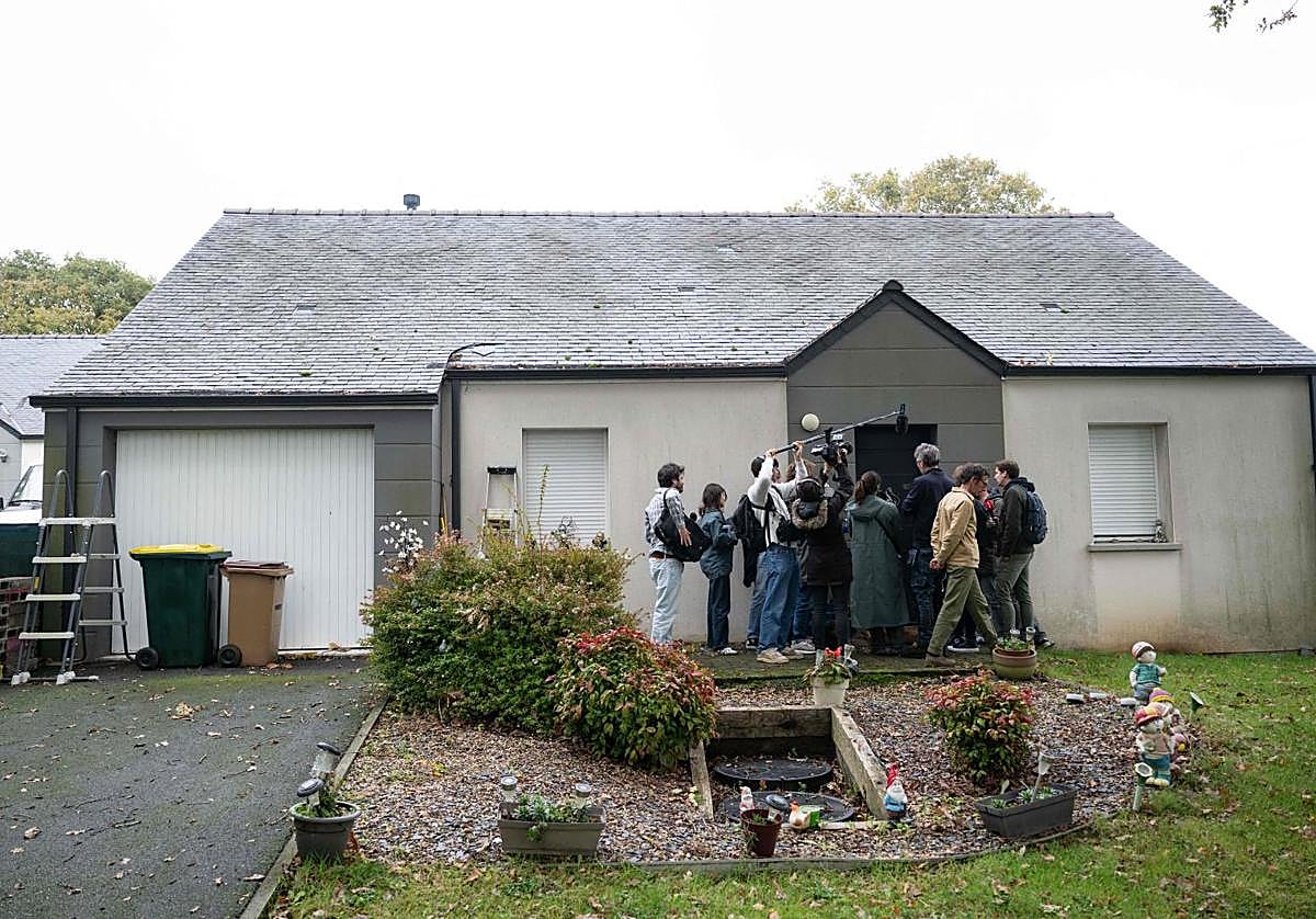 Periodistas fotografían la vivienda de la localidad francesa de Saint-Molf en la la que se habrían producido los hechos.