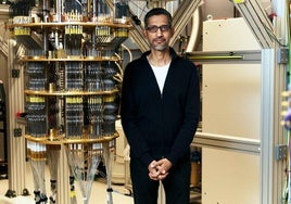 Sundar Pichai, CEO de Google, con uno de los ordenadores cuánticos de la compañía.