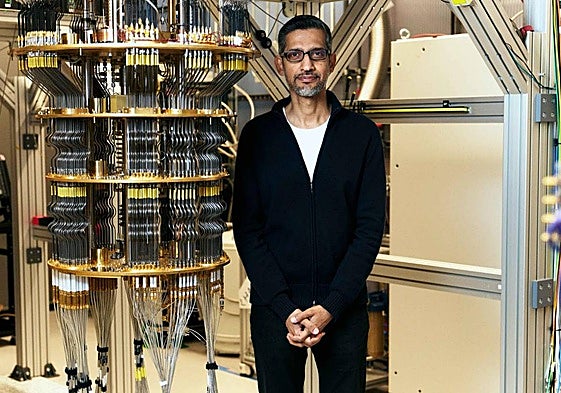 Sundar Pichai, CEO de Google, con uno de los ordenadores cuánticos de la compañía.