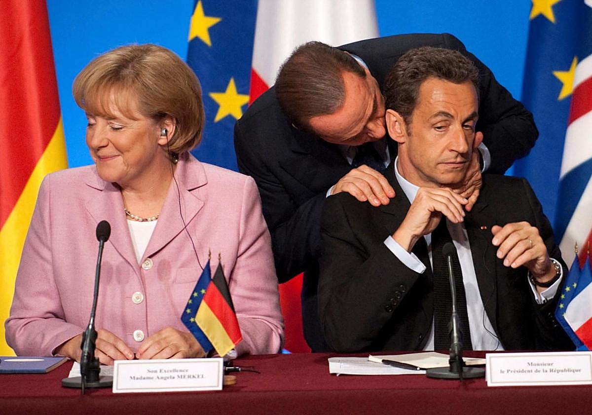 Imagen principal - Sarkozy junto a altos dignatarios extranjeros como Angela Merkel, Silvio Berlusconi, Barack Obama y el Papa Benedicto XVI.