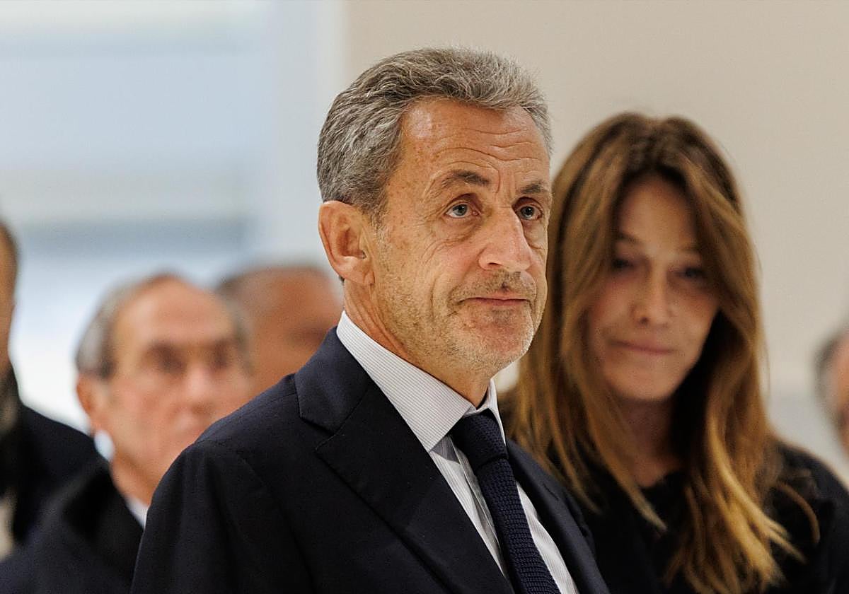 Nicolas Sarkozy y su esposa, Carla Bruni, con gesto de preocupación al escuchar la condena del pasado septiembre al expresidente francés.