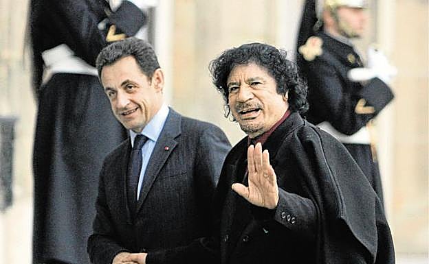 Sarkozy y el líder libio Muamar Gadafi, en una visita al Elíseo.
