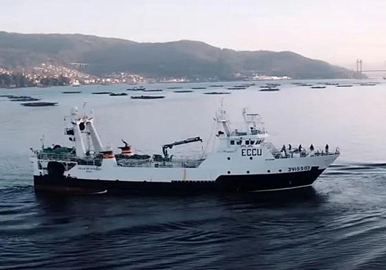 El Villa de Pitanxo, en una imagen de archivo saliendo de un puerto gallego.