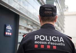 Un mosso d'esquadra en la Comisaria de Les Corts en Barcelona