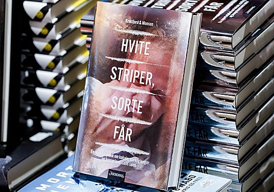 Una copia del libro 'Rayas blancas, oveja negra' de los periodistas, Torgeir Krokfjord and Oistein Monsen.