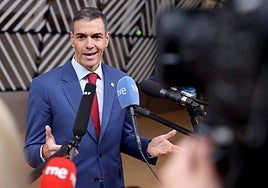 Pedro Sánchez atiende a los medios
