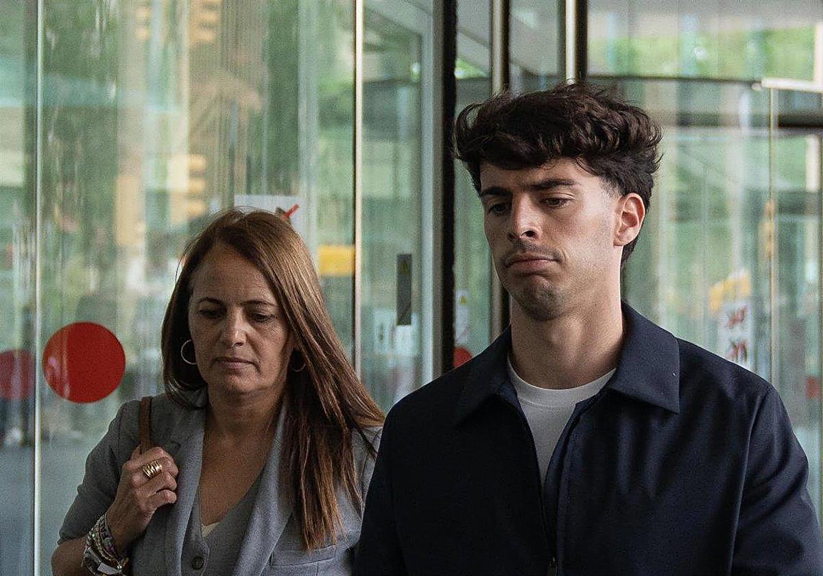 El futbolista del RCD Espanyol, Álvaro Aguado, a su salida de la Ciutat de la Justicia.