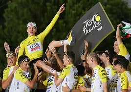 Tadej Pogacar celebra su cuarto Tour con sus compañeros del UAE.