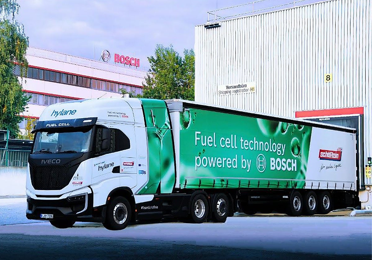 El camión, un modelo Iveco, está equipado con el sistema de pila de combustible de Bosch