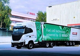 El camión, un modelo Iveco, está equipado con el sistema de pila de combustible de Bosch