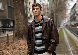 Modelo posa con un jersey de rayas.