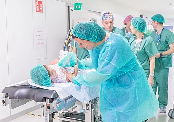 Una madre acompaña a su hija al quirófano del hospital Txagorritxu en Vitoria.